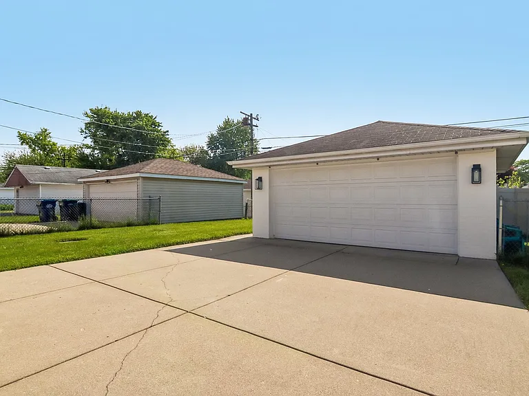 8804 S Fairfield Ave — Photo 13