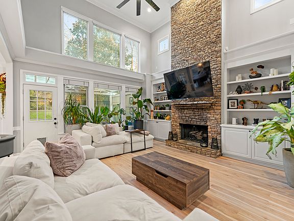 3rd image of 2100 Mendel Ct SE
