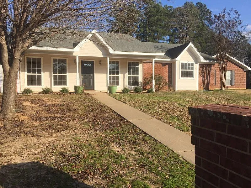 4 bed, 2400 sqft, $2,195 — Photo 1