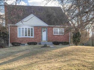 33 Mountain View Dr, Pleasant Valley, NY 12569