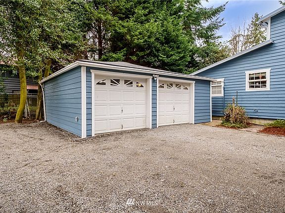 Detached 2 car garage + shop area