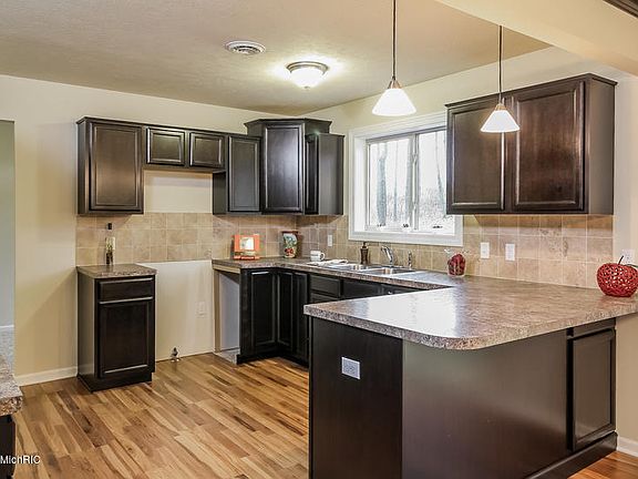2nd image of 4630 Wren Dr SE