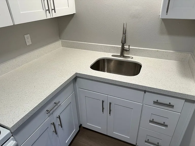 325 SW Academy St — Photo 3