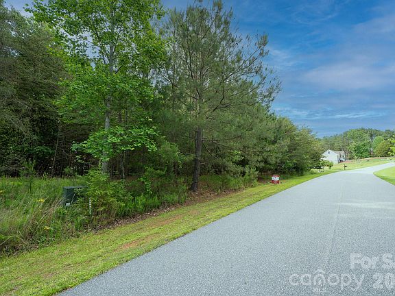 3rd image of 136 Oak Point Ln