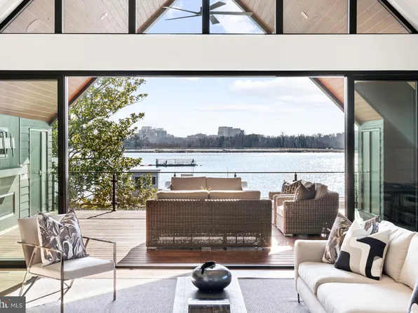 4820 Hutchins Pl NW, Washington, DC 20007