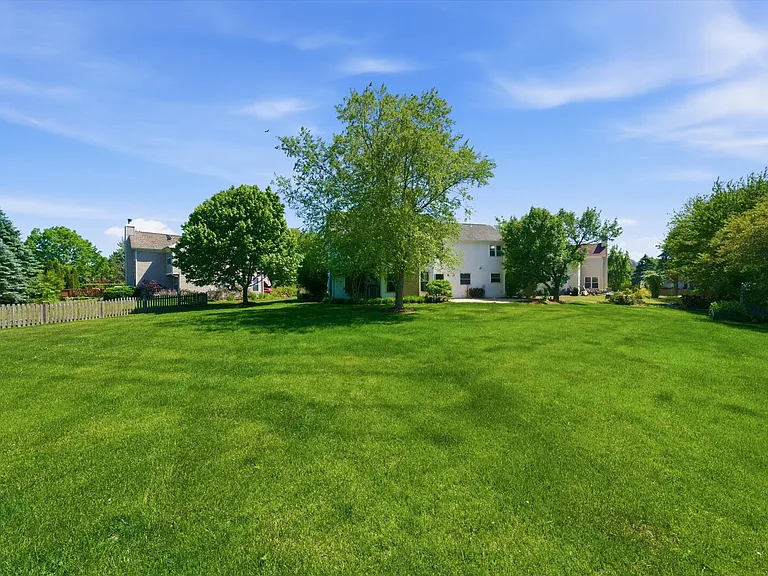 854 Deep Woods Ct — Photo 40