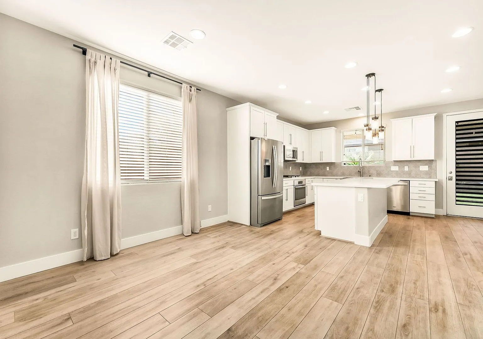 Stylish Cul-de-Sac Home with Spacious Loft & Covered Patio! — Photo 4