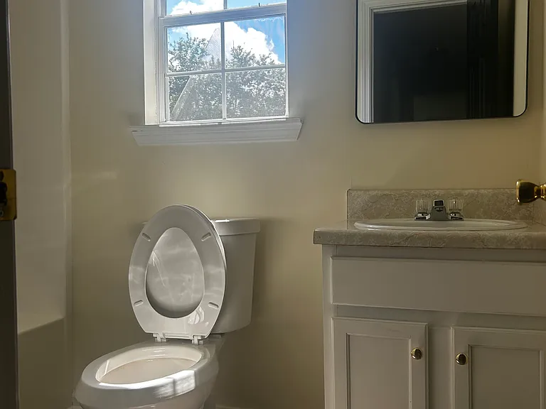 111 Ravenwood Ln — Photo 5