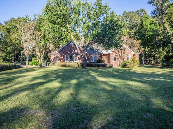 7 Stuart Pl, Hilton Head Island, SC 29928