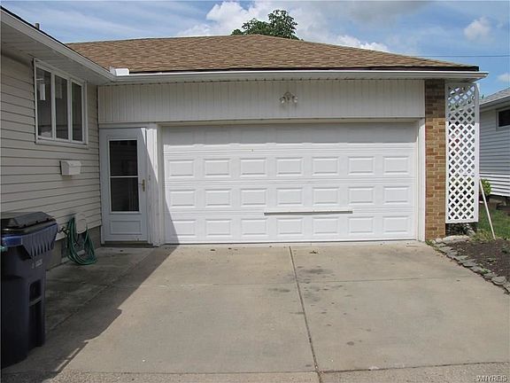 3rd image of 138 Donna Lea Blvd