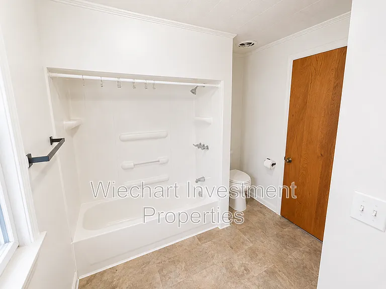 136 E Edwards St — Photo 13