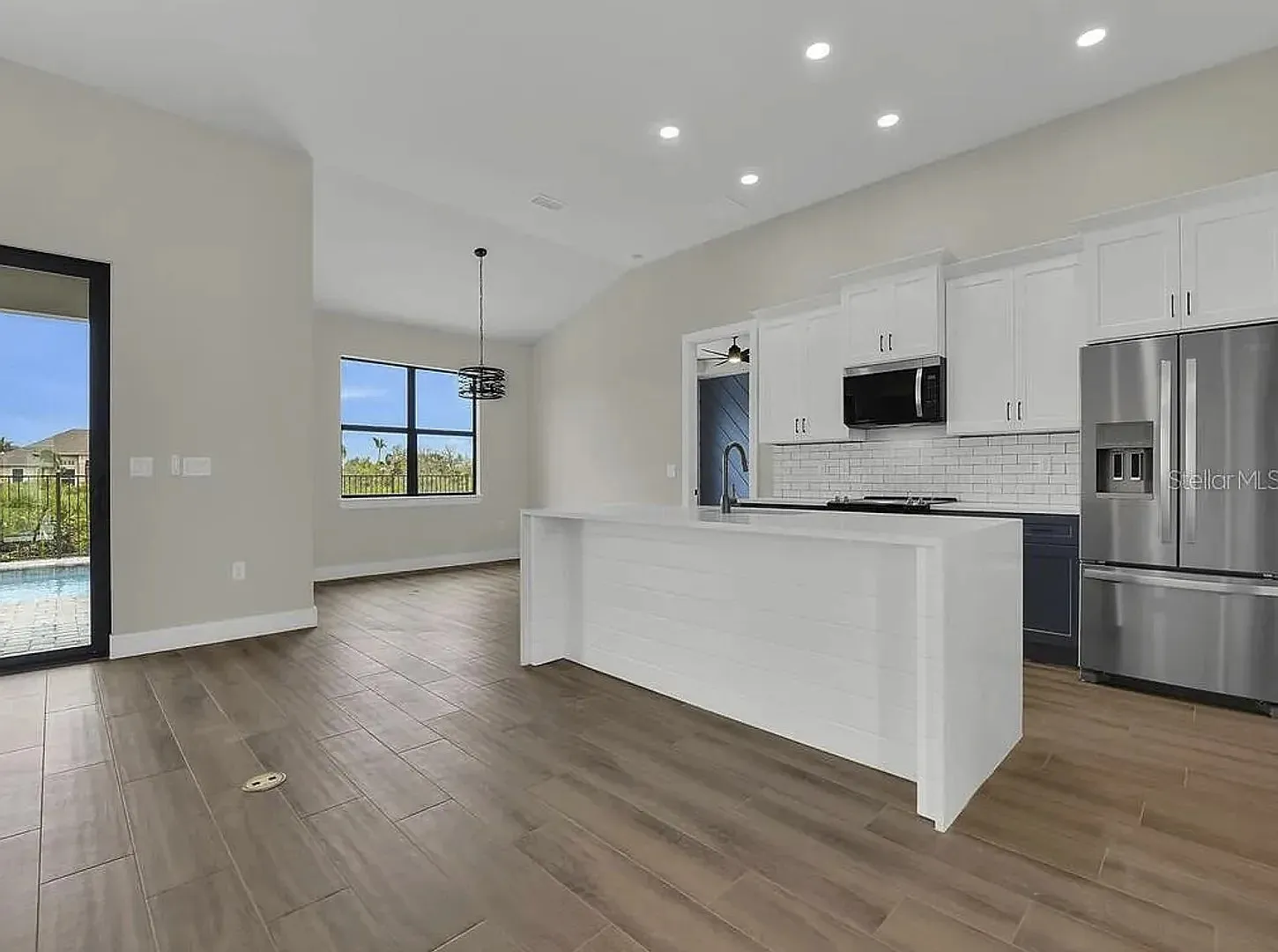 4 bed, 2.0 bath, 2830 sqft, $2,695 — Photo 3