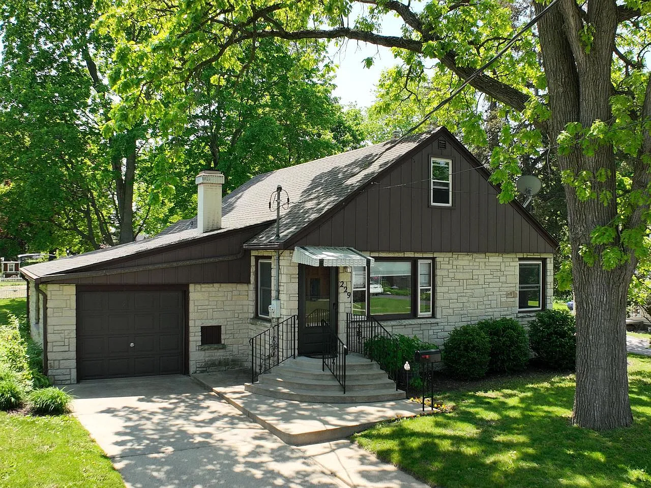 229 Lincoln AVENUE photo 1