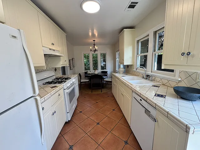 830 Robinson St #830 — Photo 6