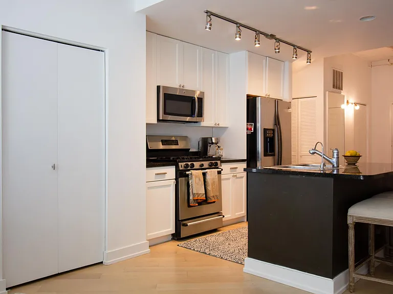 920 W Madison St #D7 — Photo 3