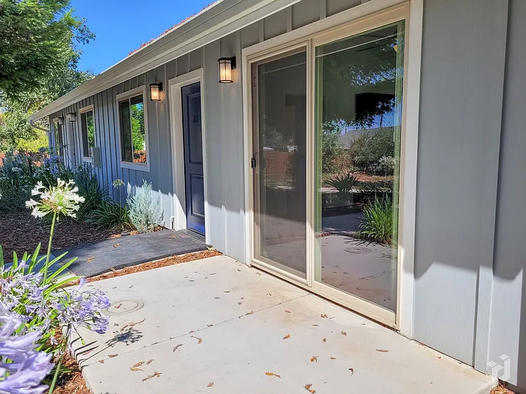 Villa Monterey Apartments — Photo 31