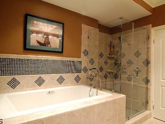 3rd image of 453 S Barrington Ave APT 104