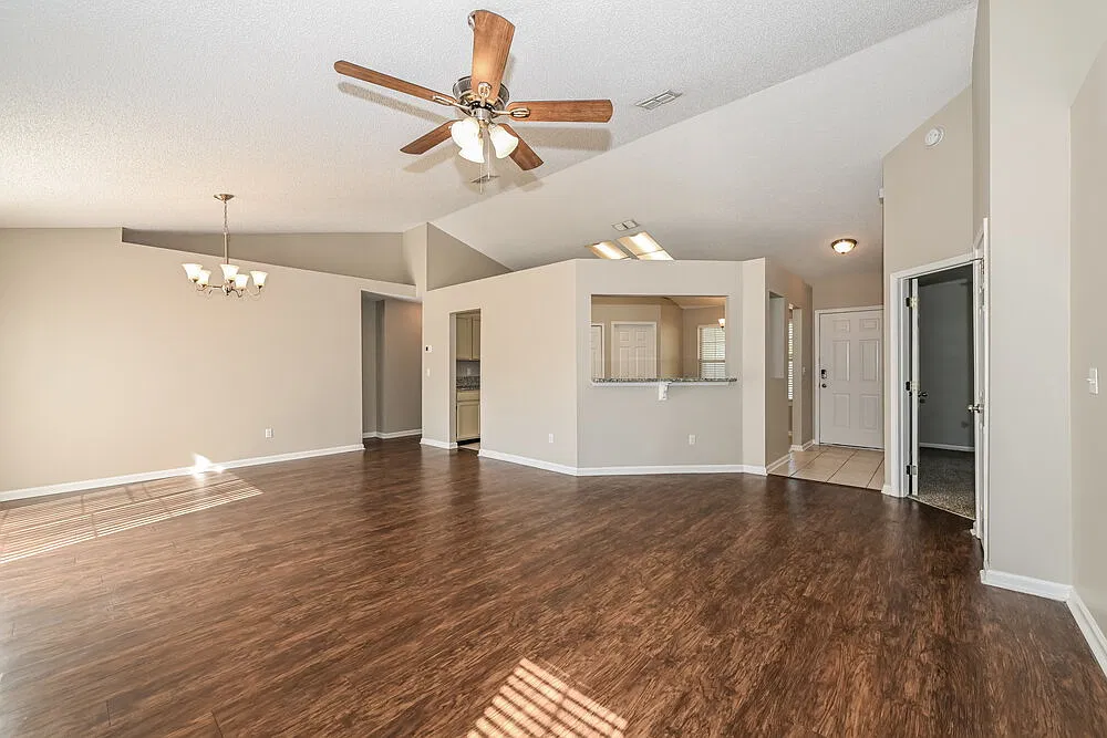3 bed, 2.0 bath, 1455 sqft, $2,340 — Photo 3