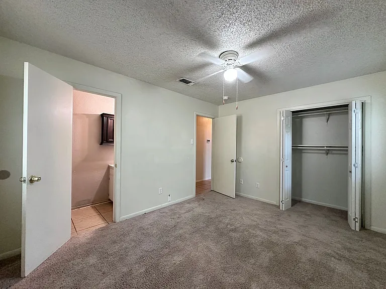 704 N 19th St — Photo 24