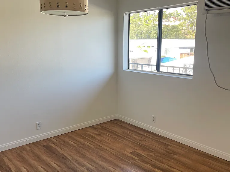 1239 E Lexington Dr #3 — Photo 2