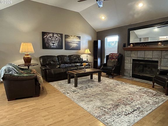 5th image of 251 Martha Dr