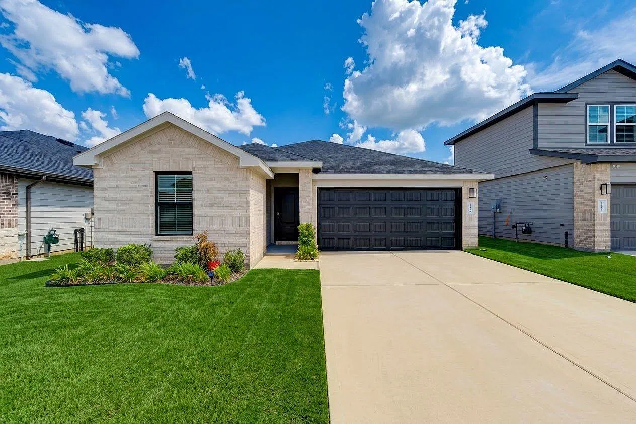 3 bed, 2.0 bath, 1638 sqft, $2,050 — Photo 1
