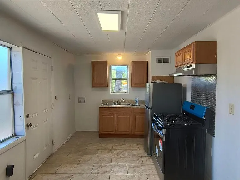 2625 Webster St — Photo 3