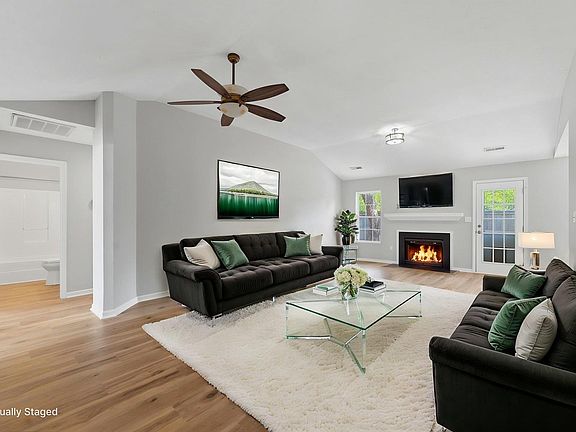 3rd image of 109 Woodglen Dr