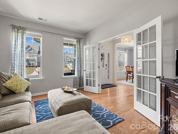 3rd image of 175 Sweet Briar Dr