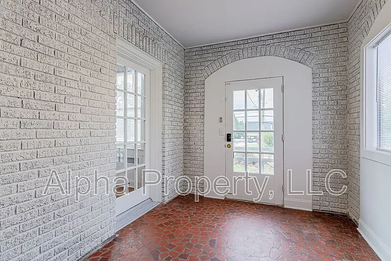 3 bed, 1.5 bath, 1800 sqft, $2,150 — Photo 4