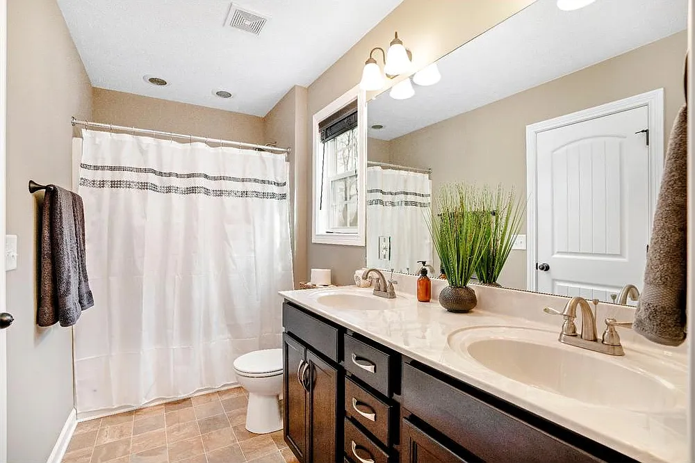 3 bed, $3,302 — Photo 4