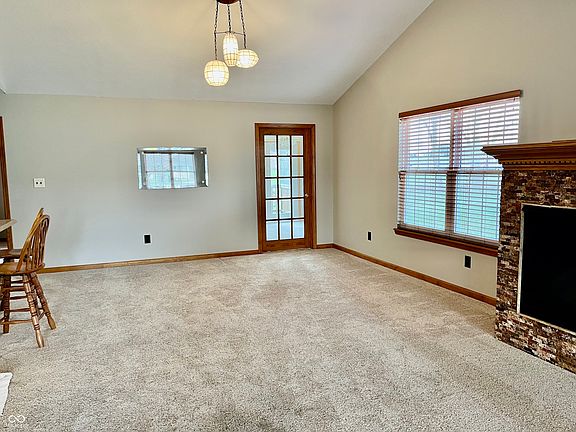 5th image of 221 N Blue Ribbon Ct