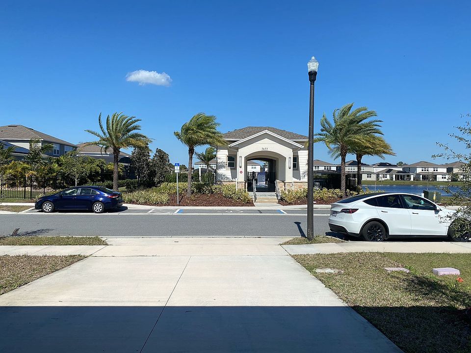 front drive way facing the pool