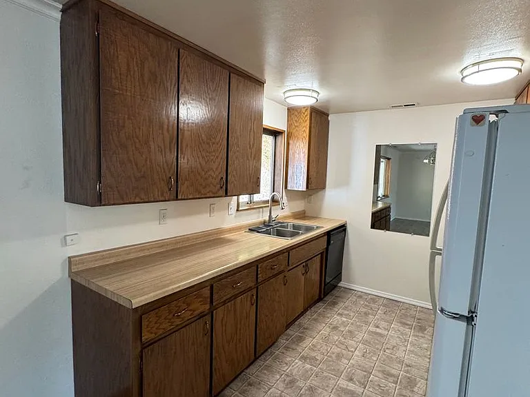 555 Hamlin Dr — Photo 6