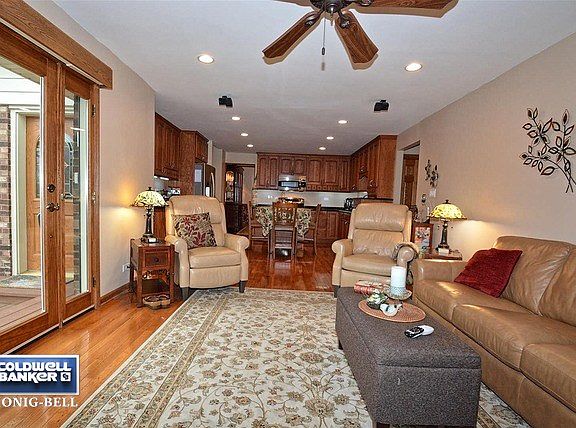 5th image of 8436 Camelia Ln