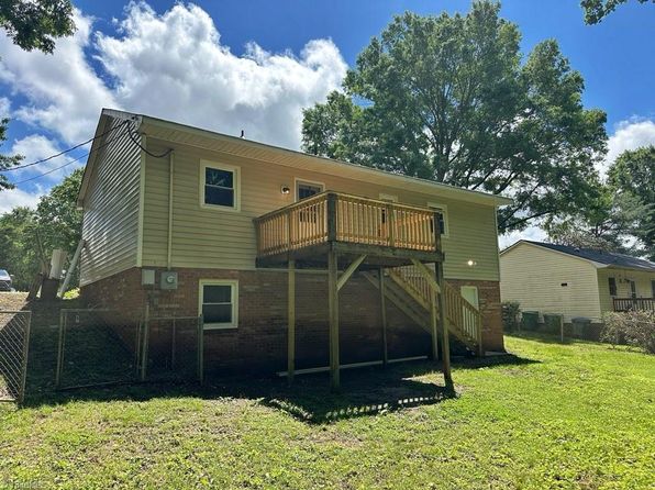 500 Heatherton Ln, Rural Hall, NC 27045