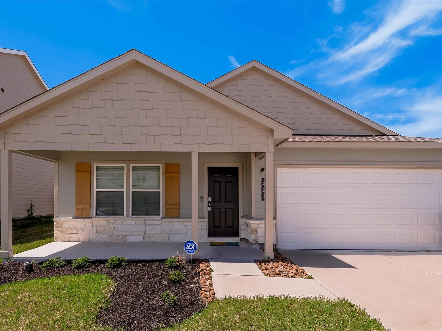 4 bed, 2.0 bath, 1624 sqft, $1,900 — Photo 1