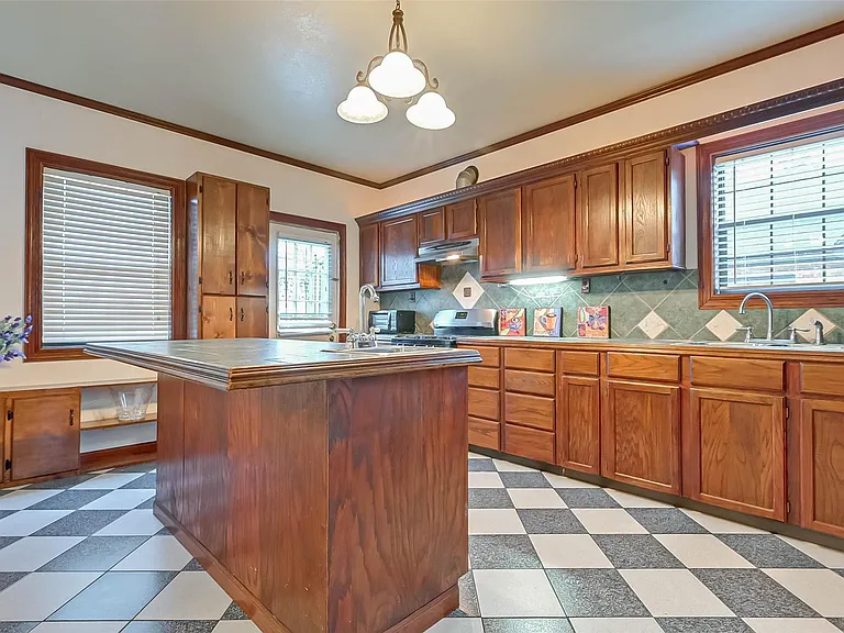 2412 Oakdale St — Photo 18