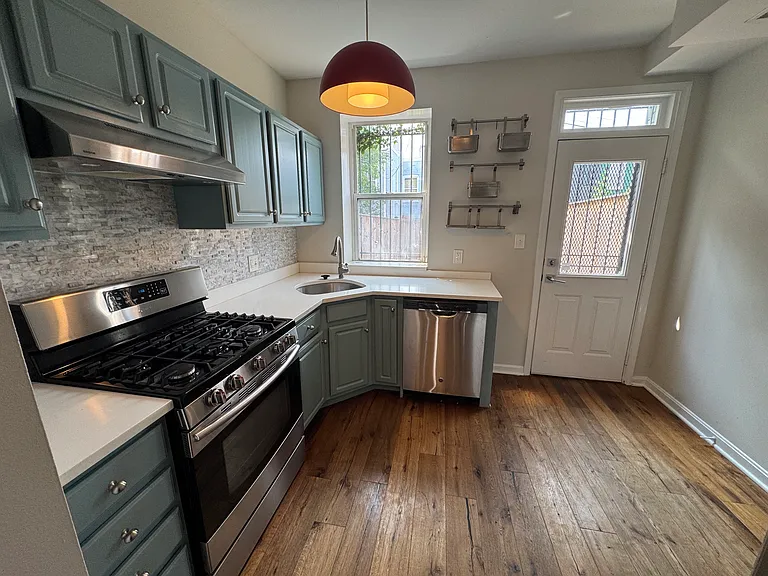 424 Oakdale Pl NW — Photo 3