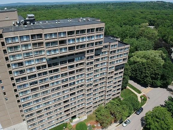 3rd image of 250 Hammond Pond Pkwy APT 904S