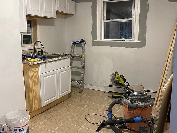 4th image of 102 Henry St Floor 2