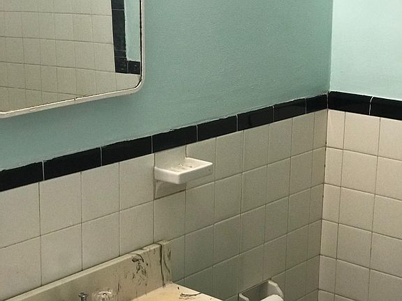 4th image of 6052 Baltimore Ave #1