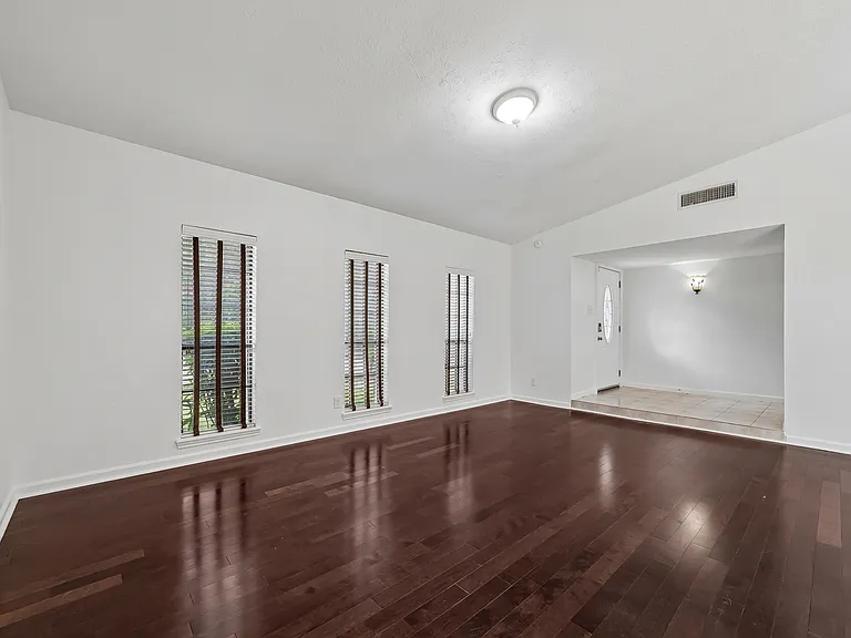 10239 Green Ash Rd — Photo 6