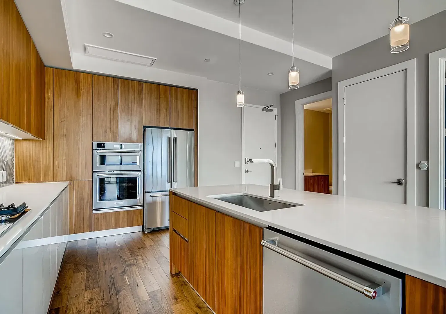 Spectacular Lakehouse Unit — Photo 3