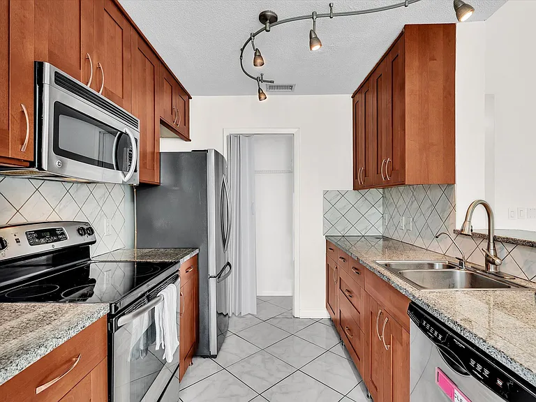 815 W Boynton Beach Blvd #16-205 — Photo 1