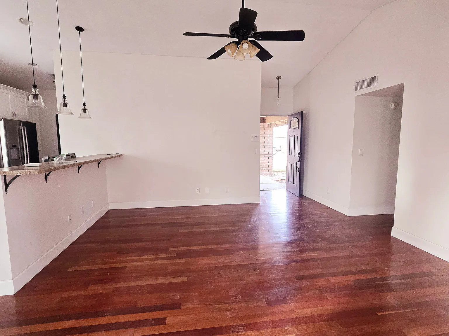 3 bed, 1341 sqft, $2,400 — Photo 3