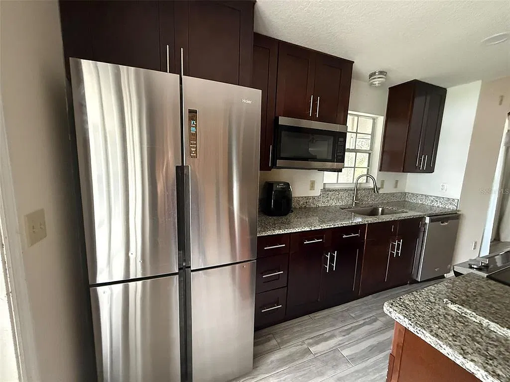 3 bed, 2.0 bath, 1295 sqft, $2,300 — Photo 4