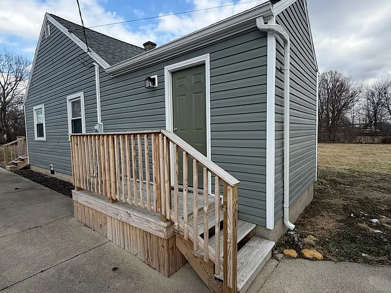 405 E Cowing Dr — Photo 2