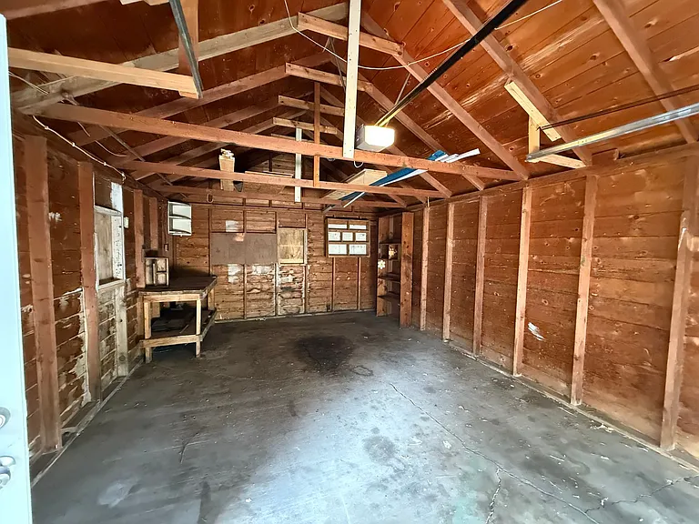 313 W 15th St — Photo 15