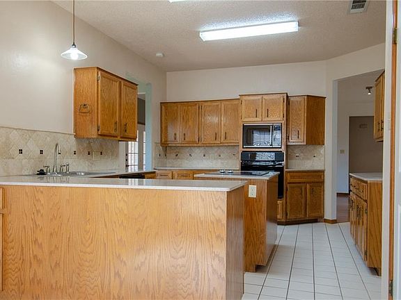 3rd image of 104 E Nakoma